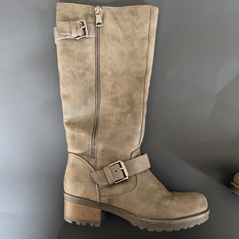 Boots - Picture 3 of 9